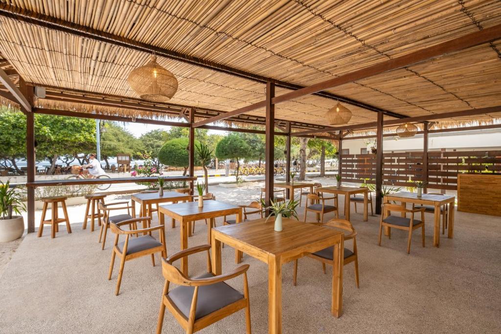 Restaurace v ubytování Gili Teak Beach Front Resort