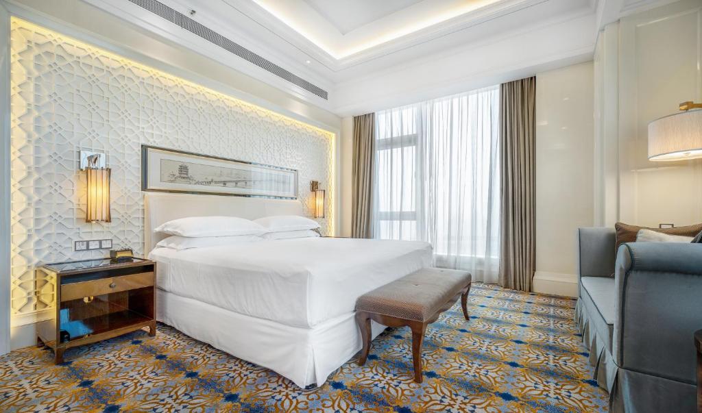Sheraton Grand Wuhan Hankou Hotel - Grand Zimmer Mit Kingsize-Bett