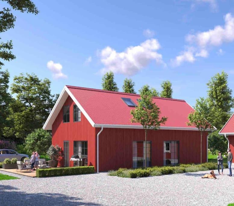 une grange rouge avec un toit rouge dans l'établissement Villa Röd, à Habo
