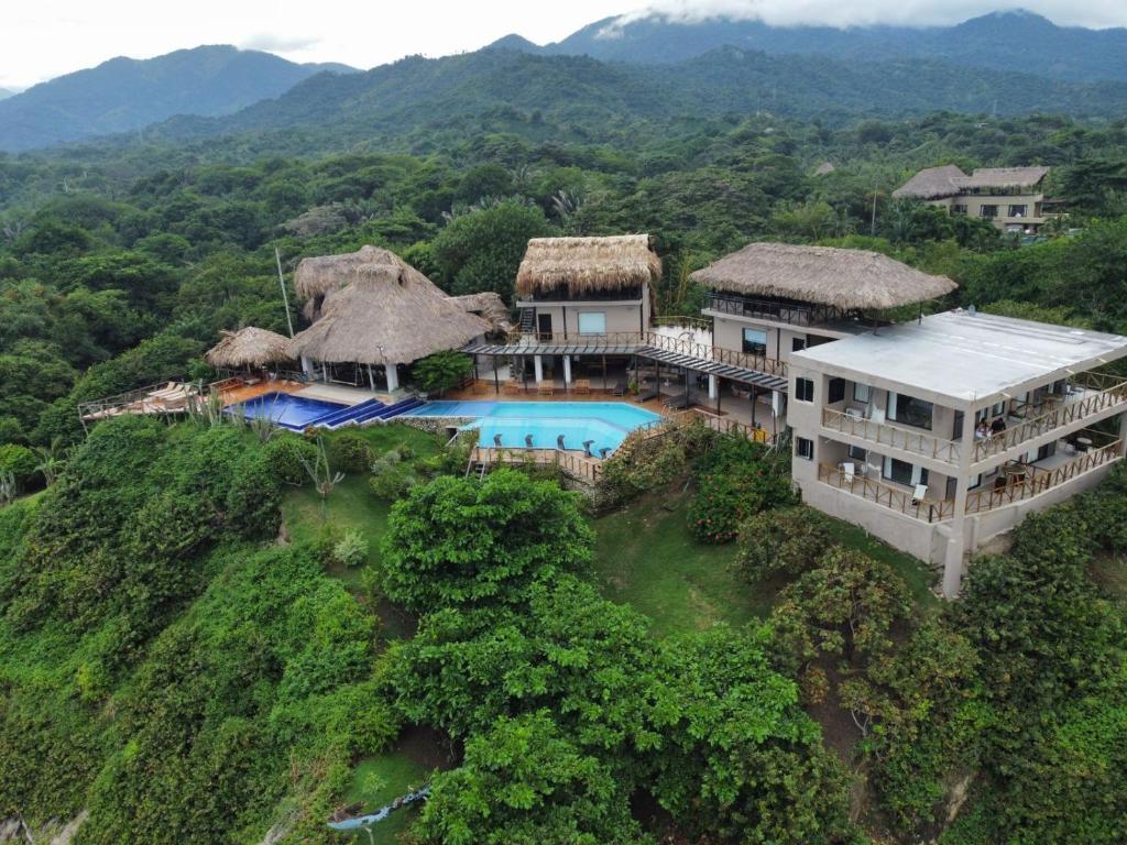 een luchtzicht op een resort met een zwembad bij Hotel Casa Barlovento in Los Naranjos