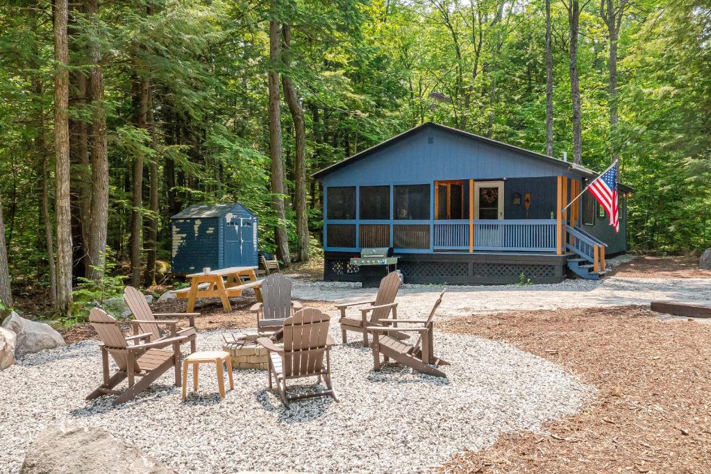 una casita azul en medio de un bosque en Elk Ridge, en Bridgton