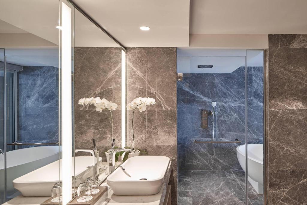 Koupelna v ubytování Yogyakarta Marriott Hotel