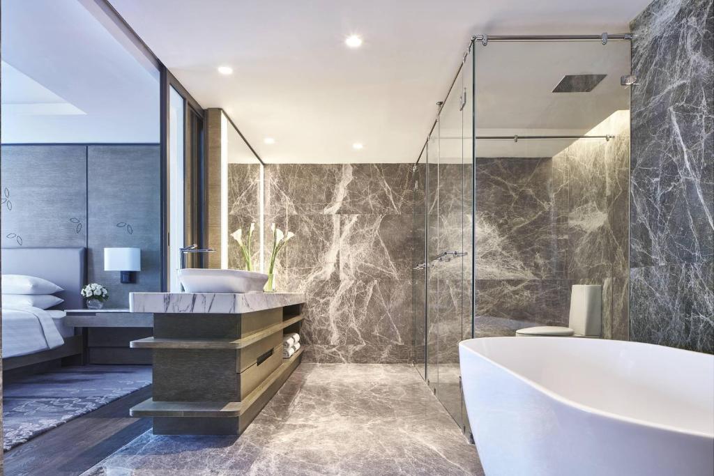 Koupelna v ubytování Yogyakarta Marriott Hotel