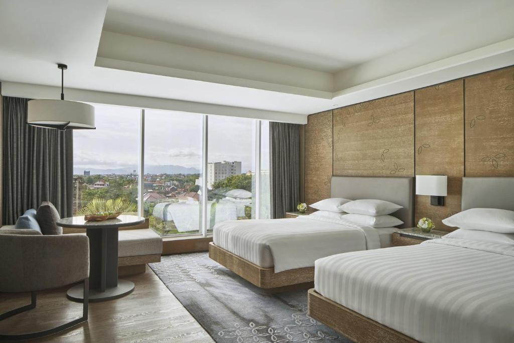 Postel nebo postele na pokoji v ubytování Yogyakarta Marriott Hotel