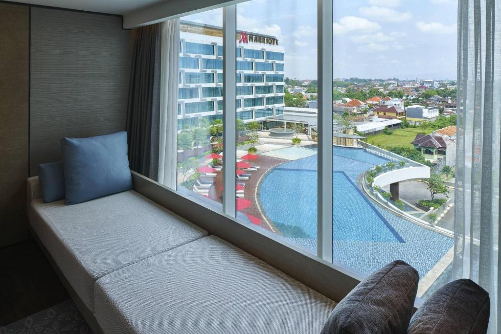 Bazén v ubytování Yogyakarta Marriott Hotel nebo v jeho okolí