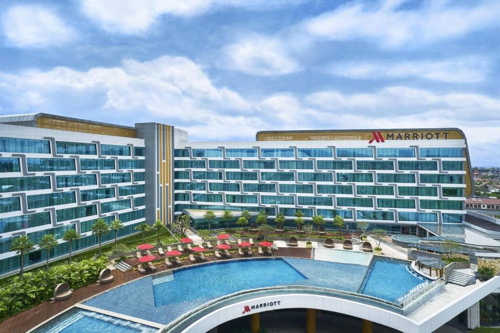 Bazén v ubytování Yogyakarta Marriott Hotel nebo v jeho okolí