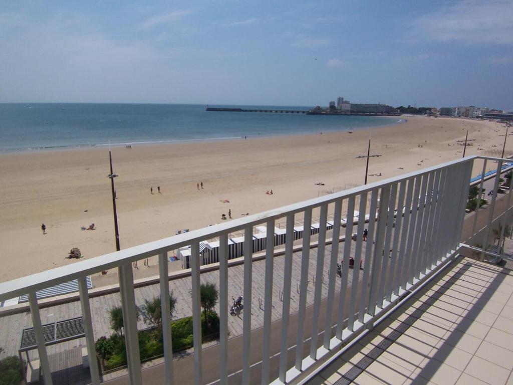 レ・サ​​ーブル・ドロンヌにあるAppartement Les Sables-d'Olonne, 3 pièces, 6 personnes - FR-1-197-169の砂浜の景色