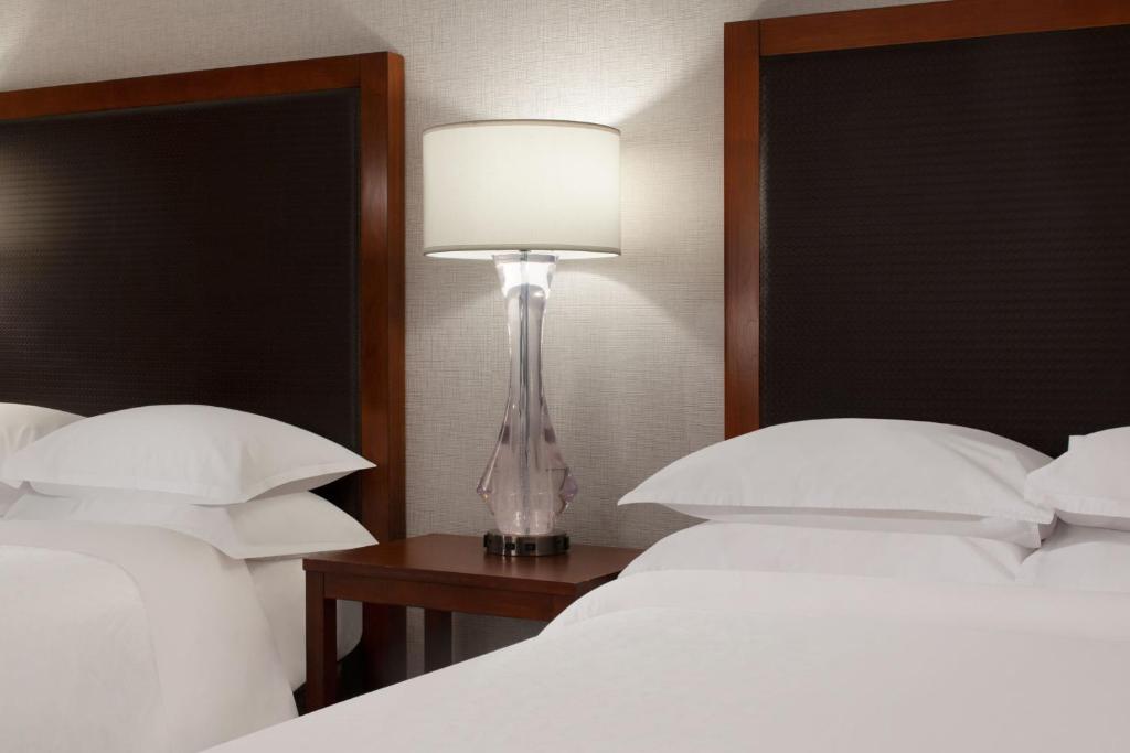 Postel nebo postele na pokoji v ubytování Sheraton Anchorage Hotel