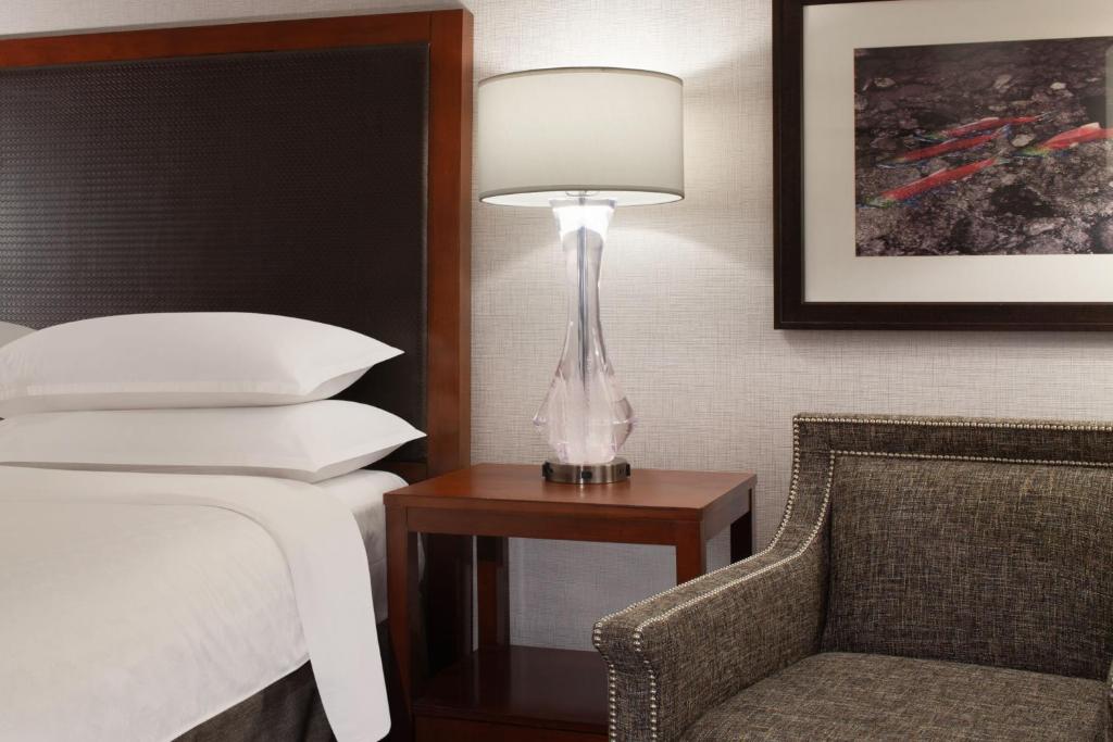 Postel nebo postele na pokoji v ubytování Sheraton Anchorage Hotel