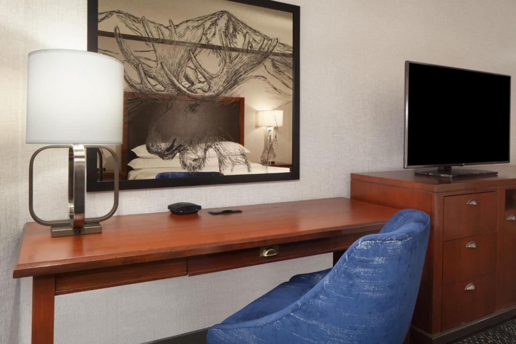 TV a/nebo společenská místnost v ubytování Sheraton Anchorage Hotel