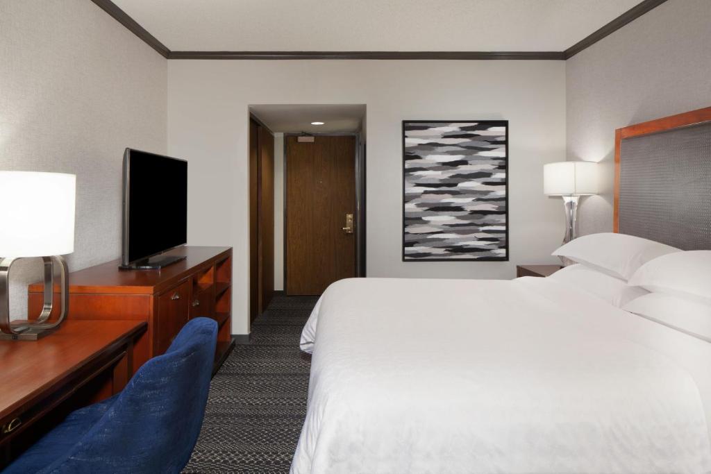 Postel nebo postele na pokoji v ubytování Sheraton Anchorage Hotel