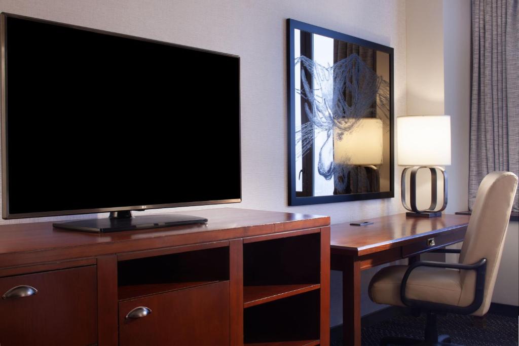 TV a/nebo společenská místnost v ubytování Sheraton Anchorage Hotel