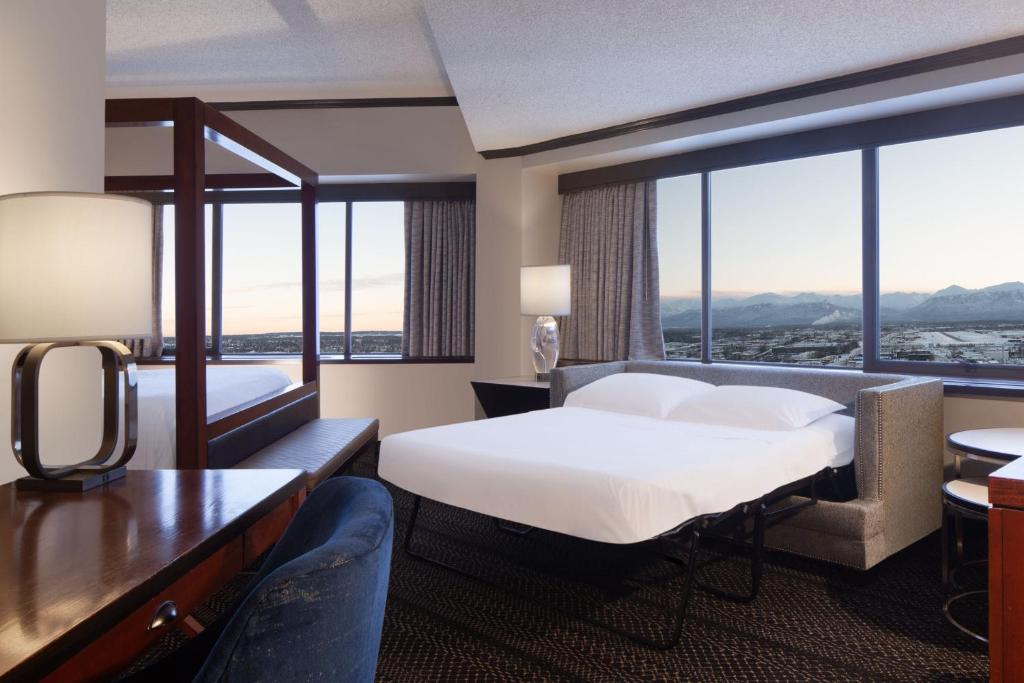 Postel nebo postele na pokoji v ubytování Sheraton Anchorage Hotel