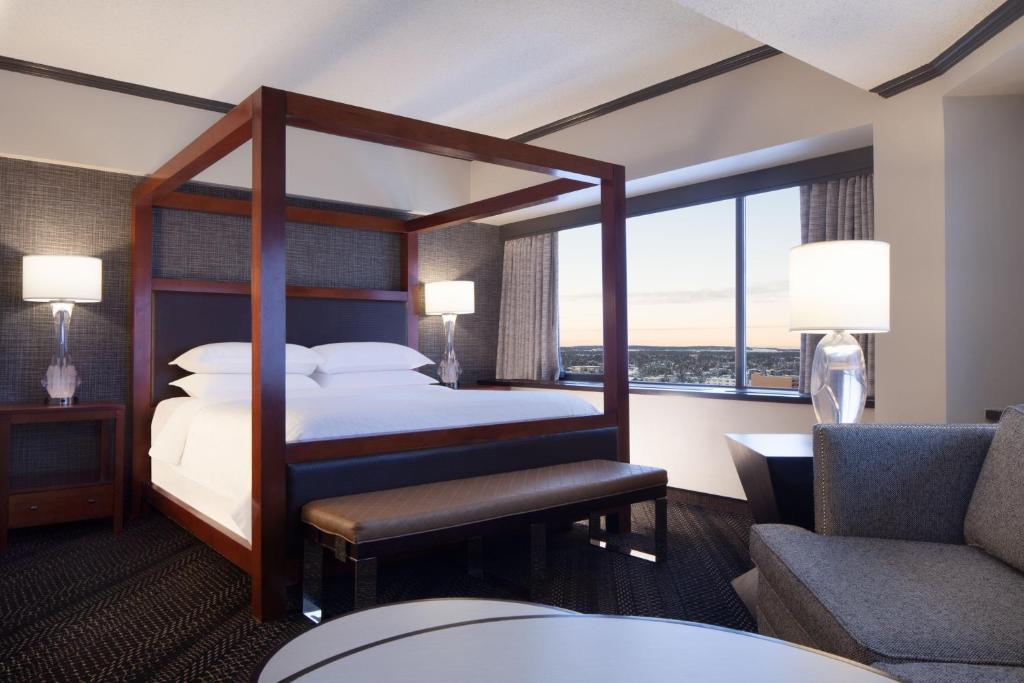 Postel nebo postele na pokoji v ubytování Sheraton Anchorage Hotel