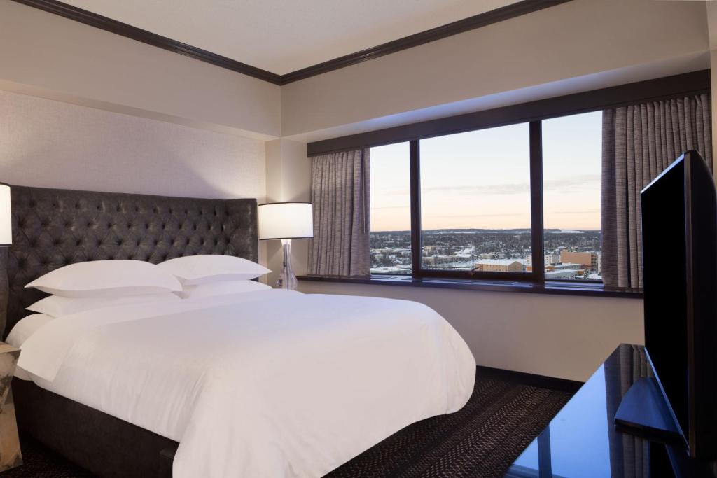 Postel nebo postele na pokoji v ubytování Sheraton Anchorage Hotel