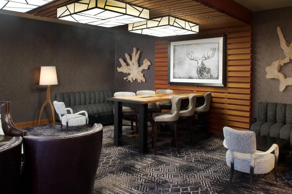 Posezení v ubytování Sheraton Anchorage Hotel