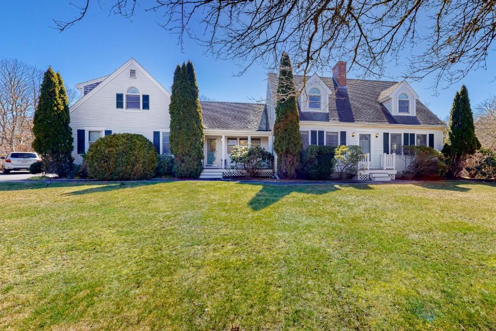 een groot wit huis met een grote tuin bij The Pond of West Tisbury in West Tisbury