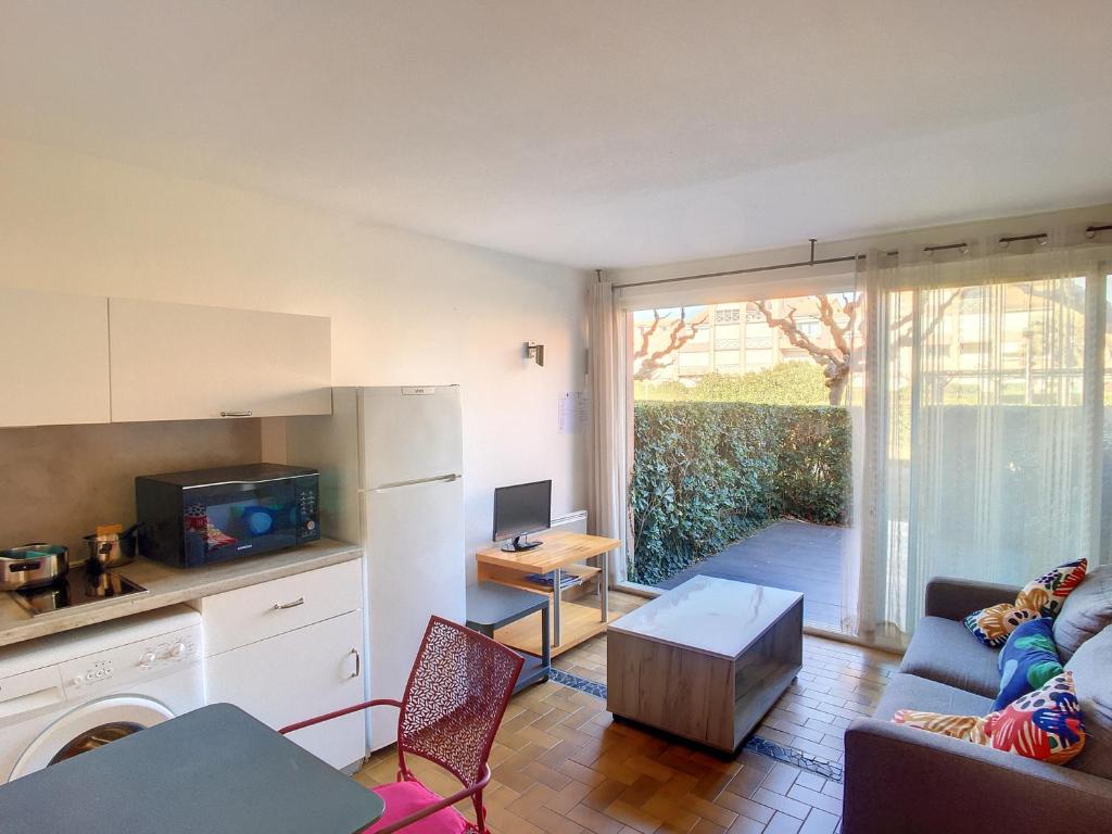 Fotografia z galérie ubytovania Studio Rénové avec Piscine, Terrasse et Parking privé - Proche Plage à Palavas - FR-1-715-64 v destinácii Palavas-les-Flots