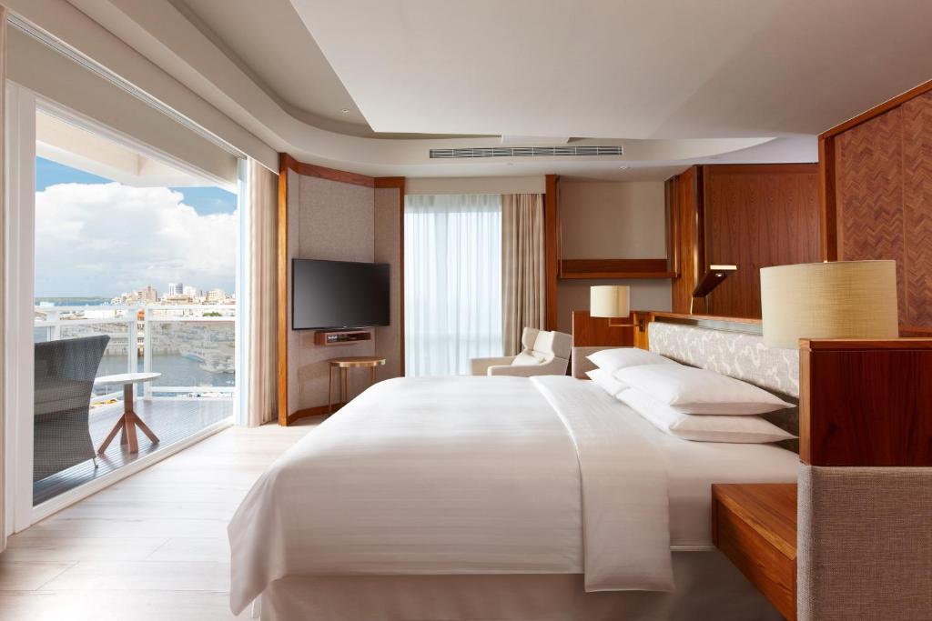 馬公市的住宿－澎湖福朋喜來登酒店，酒店客房设有一张大床和一个阳台。