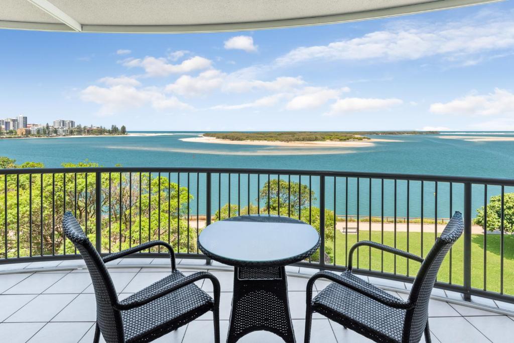 Apartment Waterfront, Spectacular views, Very Large 4BR, Wheelchair  Accessible, Golden Beach, Australia - Booking.com