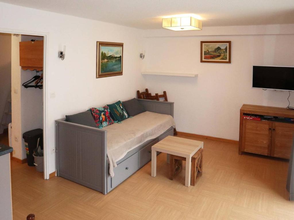 - une petite chambre avec un lit et une télévision dans l'établissement Studio aux Orres 1800m avec Piscine, Terrasse, et Accès Direct aux Pistes - FR-1-322-525, aux Orres
