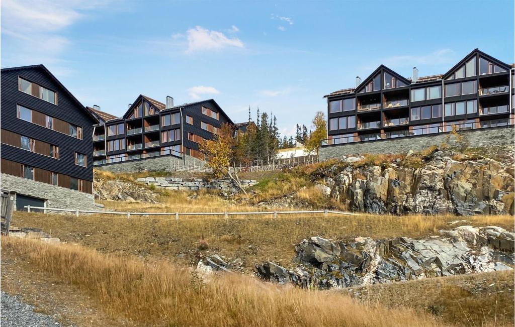 eine Reihe von Apartmenthäusern auf einem felsigen Hügel in der Unterkunft Amazing Apartment In Rjukan With Sauna And 3 Bedrooms in Rjukan
