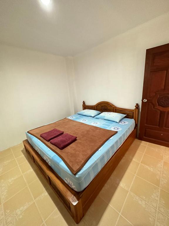 1 dormitorio con 1 cama con marco de madera en Bophut residence & House, en Bophut 