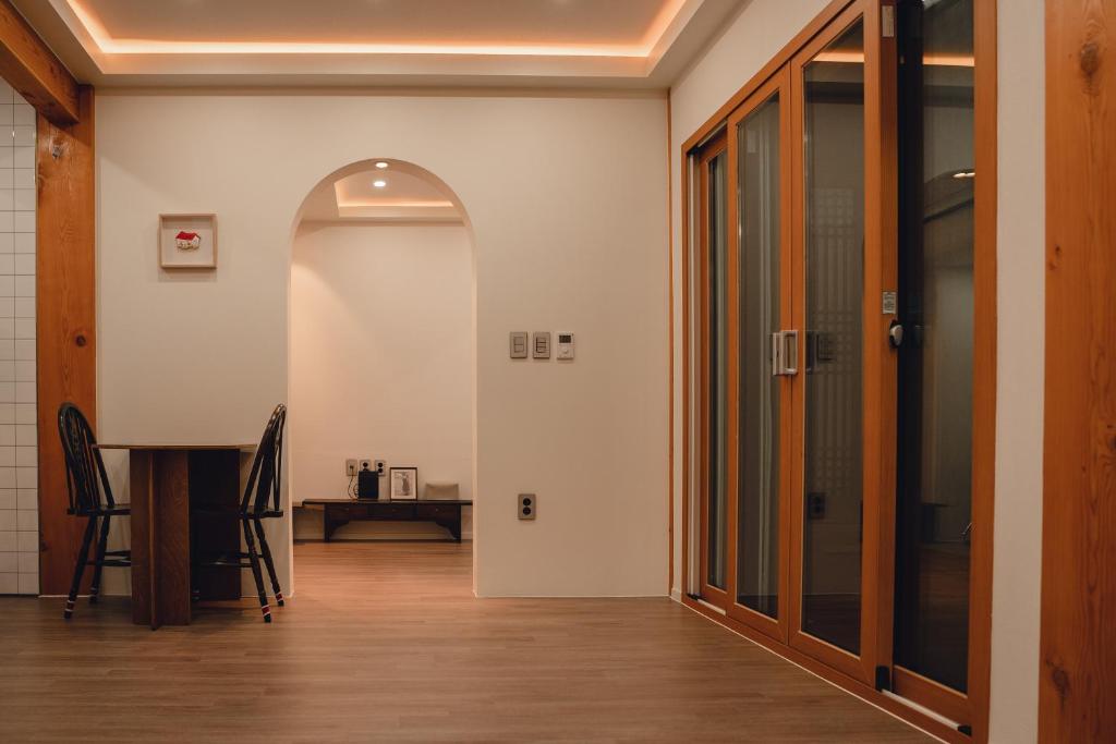 an open hallway with a door and a table at StayAnGim in Gyeongju