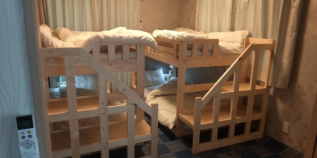 Bunk bed o mga bunk bed sa kuwarto sa Guest Room安曇野2466