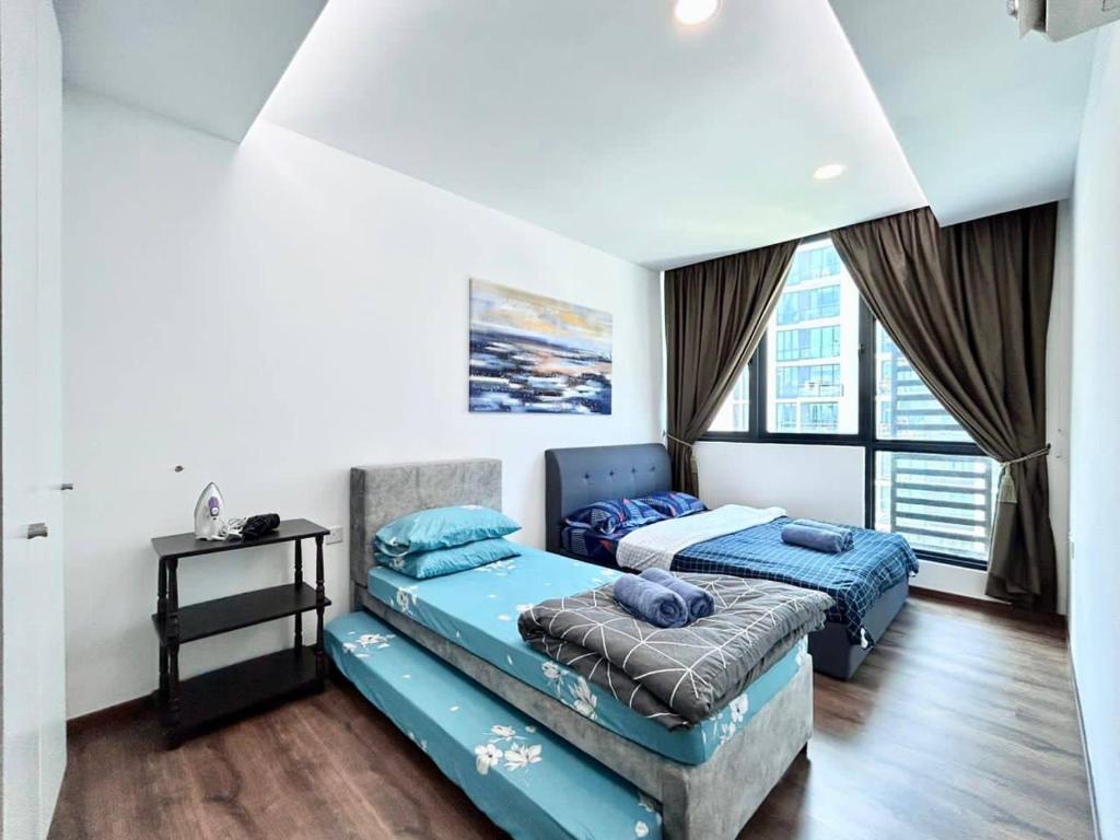 - une chambre avec deux lits et un canapé dans l'établissement Jeff and Ricky homestay 67@Vivacity Megamall, à Kampong Tabuan