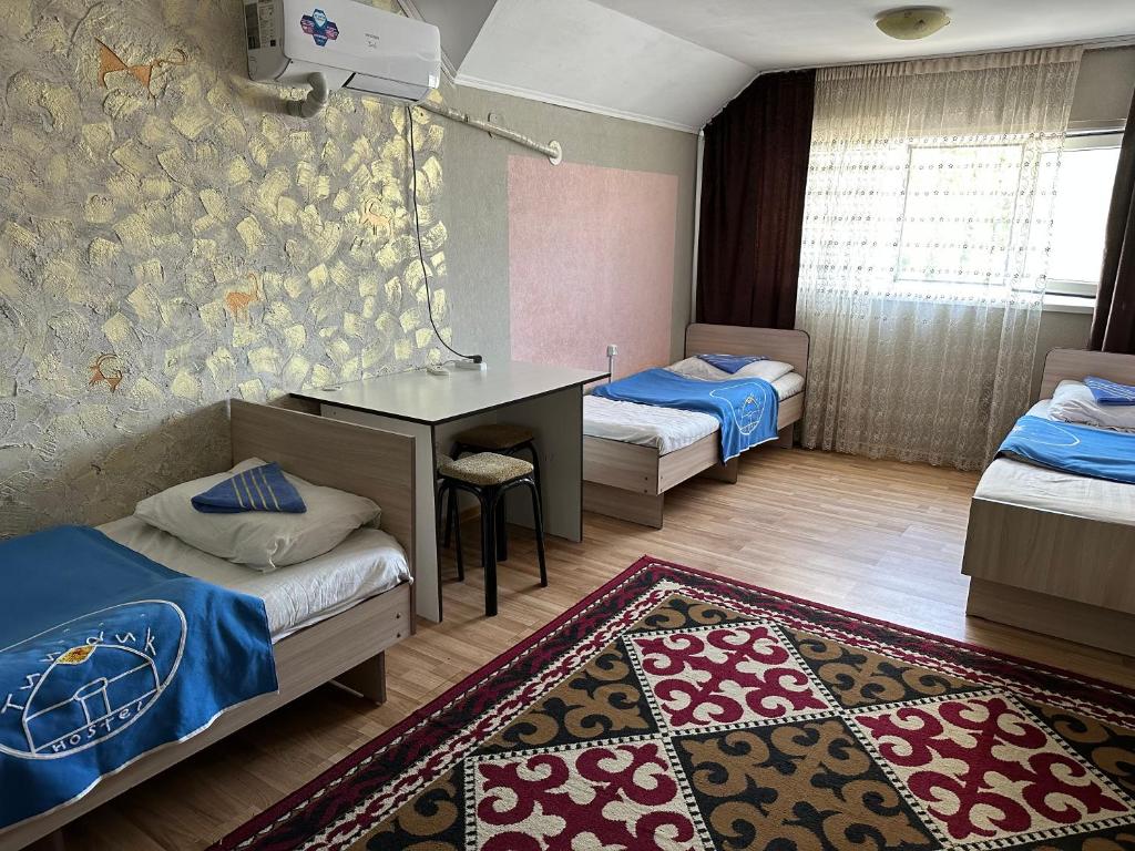Postel nebo postele na pokoji v ubytování Tunduk Hostel
