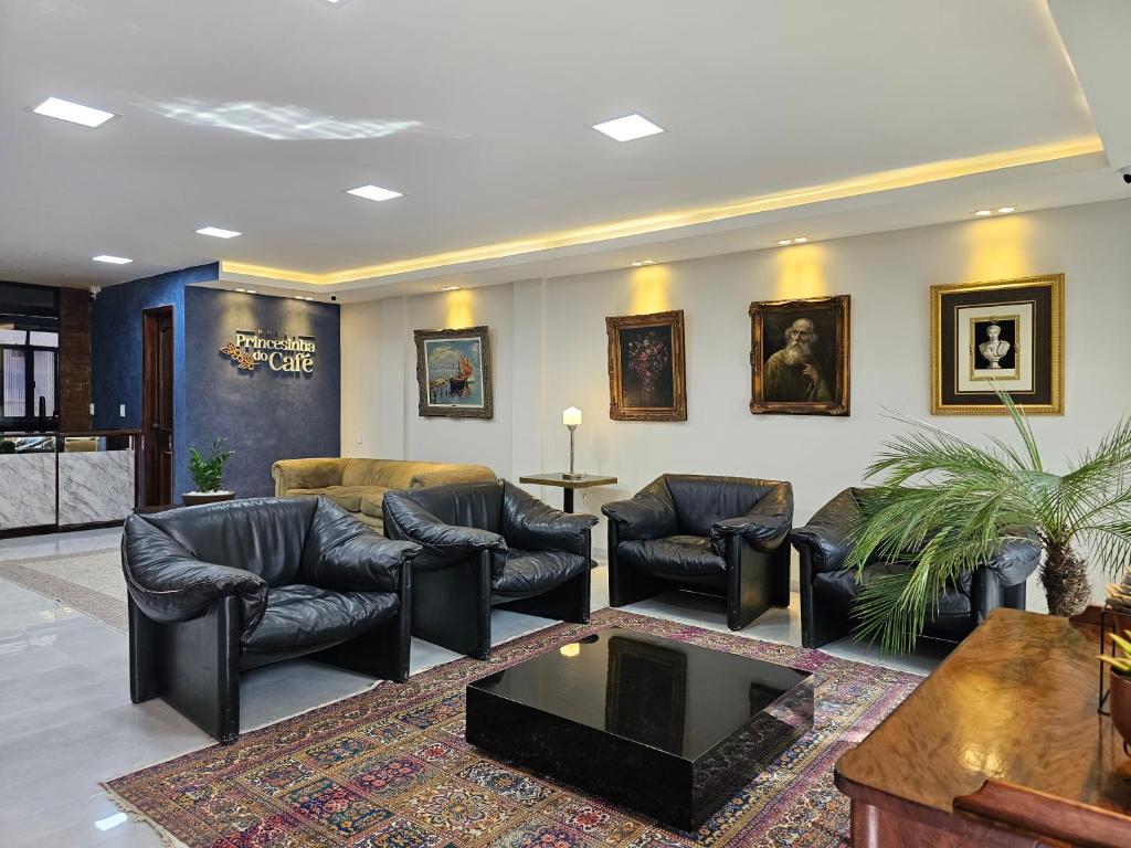 Sala de estar con sofás y mesa de centro en Hotel Princesinha do Café, en Vassouras