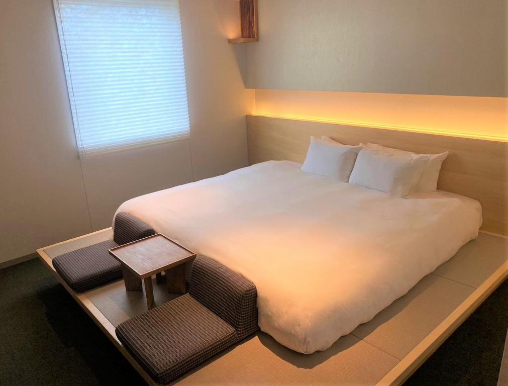 Postel nebo postele na pokoji v ubytování HOTEL AMANEK Kanazawa
