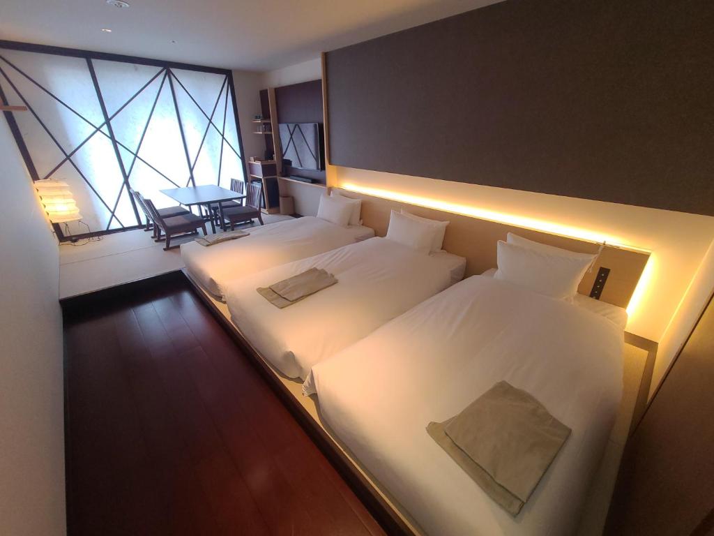 Postel nebo postele na pokoji v ubytování HOTEL AMANEK Kanazawa