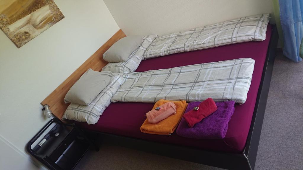 Postel nebo postele na pokoji v ubytování Privatzimmer 300m zur S-Bahn Jona
