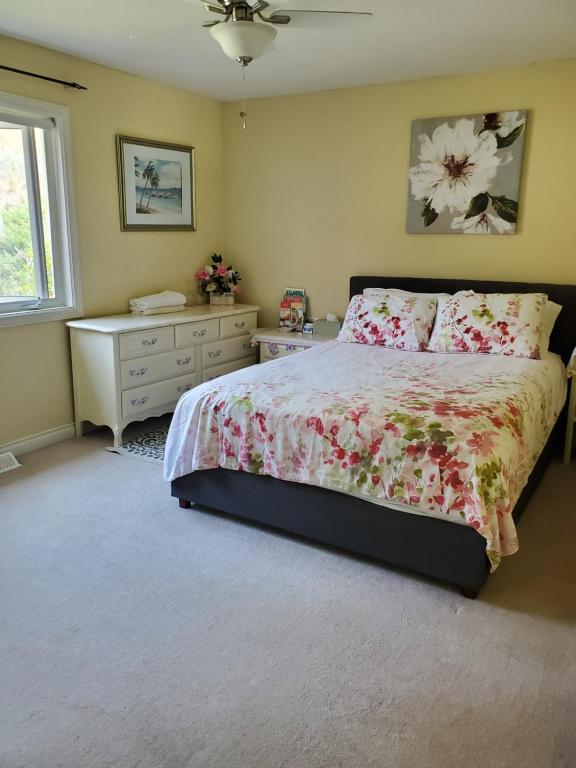 Postel nebo postele na pokoji v ubytování LakeView House with 4 rooms Kelowna near downtown & Knox Moutain