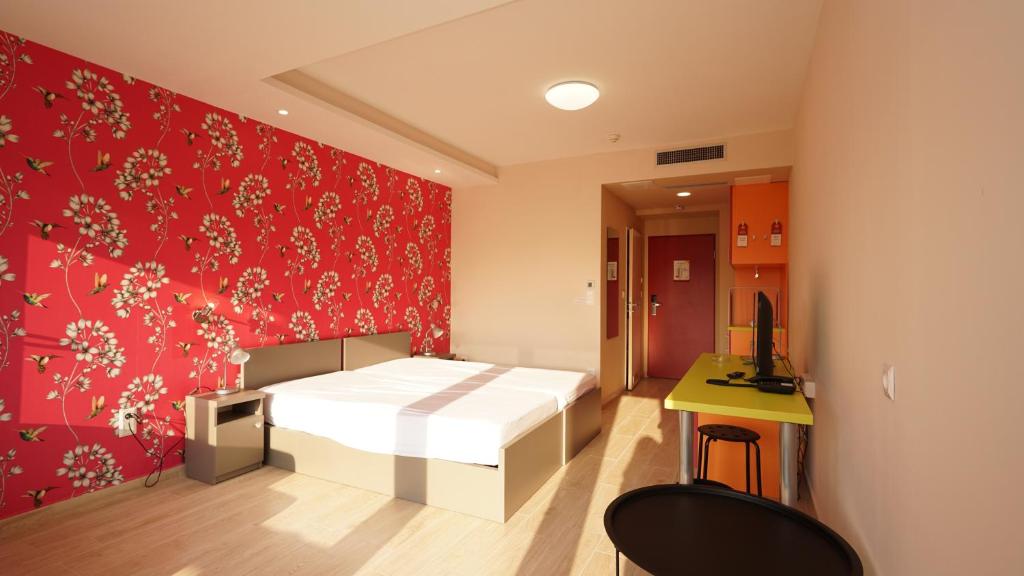 Postel nebo postele na pokoji v ubytování Colors Holiday Hotel