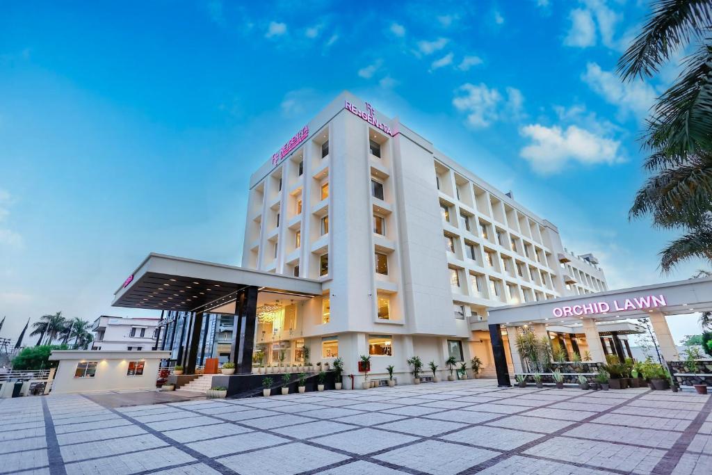una rappresentazione del grande hotel Lamington di Regenta Dehradun by Royal Orchid Hotels Limited a Dehradun