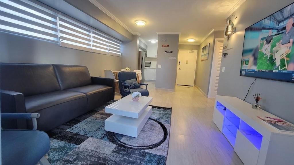 TV a/nebo společenská místnost v ubytování Waikiki Condo 2 Bedrooms 2 Bathrooms with 1 free parking space