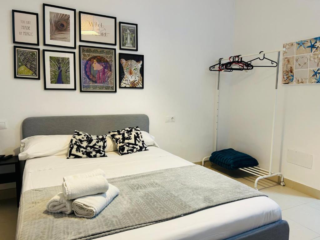 Säng eller sängar i ett rum på Cheap Studios Malaga Center