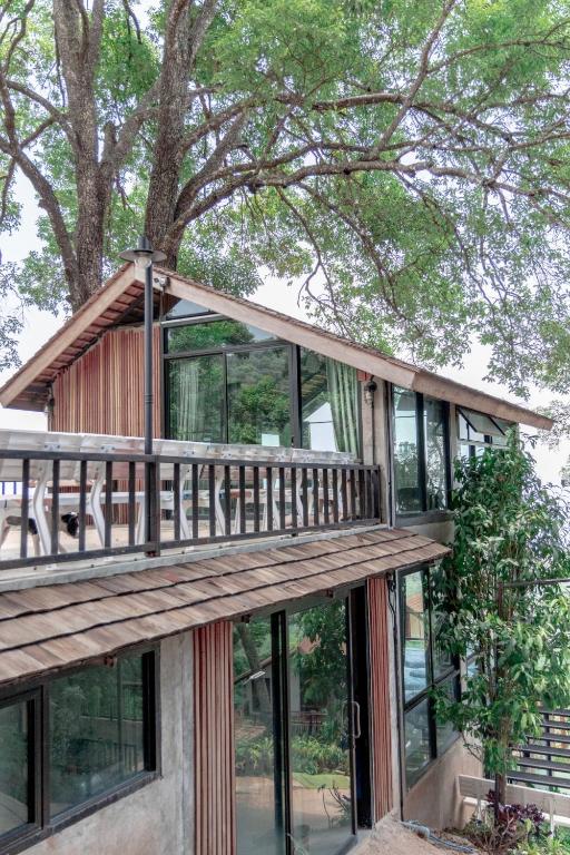 Baan Nhuer Mek บ้านเหนือเมฆ Coffee and Desk on the Cloud - Viervoudige Kamer Met Balkon
