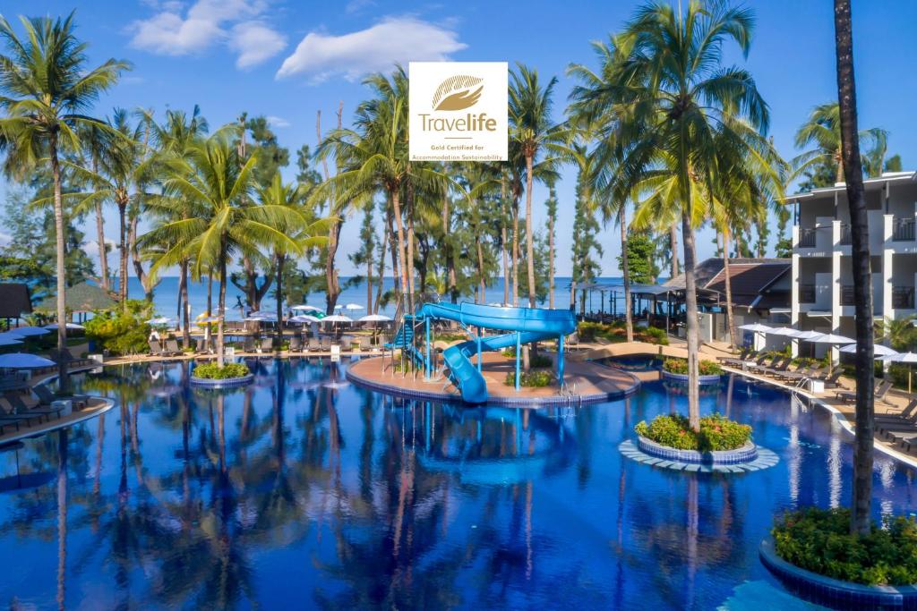 einen Pool im Tropenresort mit Rutsche in der Unterkunft Sunwing Bangtao Beach in Strand Bang Tao