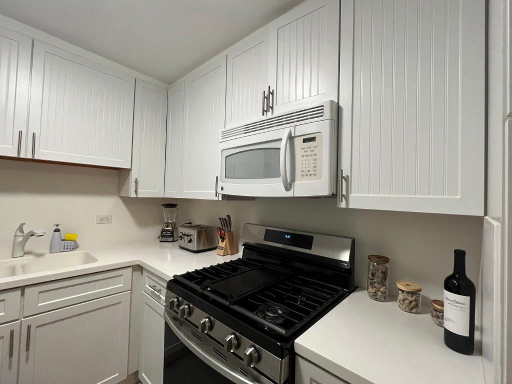 Kuchyň nebo kuchyňský kout v ubytování Waikiki Condo 2 Bedrooms 2 Bathrooms with 1 free parking space