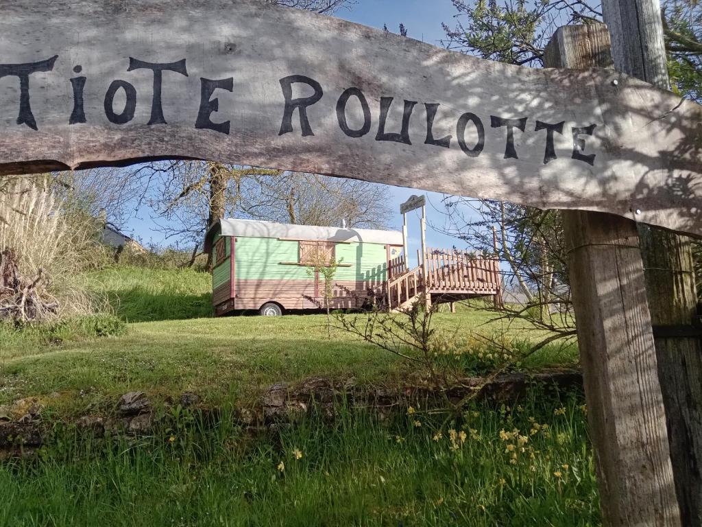 a sign for a wildlife rhododendron with a trailer at La tiote roulotte in Marquigny