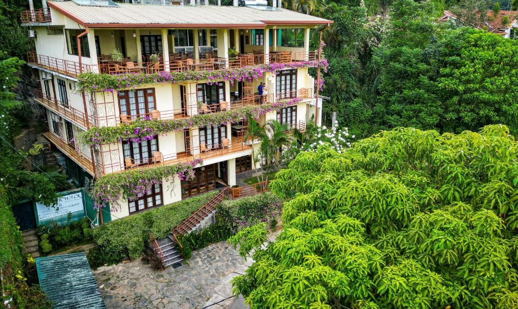 een luchtzicht op een gebouw met planten en bomen bij Nature Walk Resort in Kandy