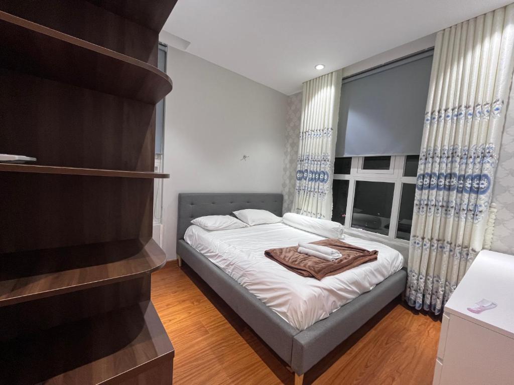 a small bedroom with a bed and a window at Mộc Homestay VIP in Ấp Ðông An (1)