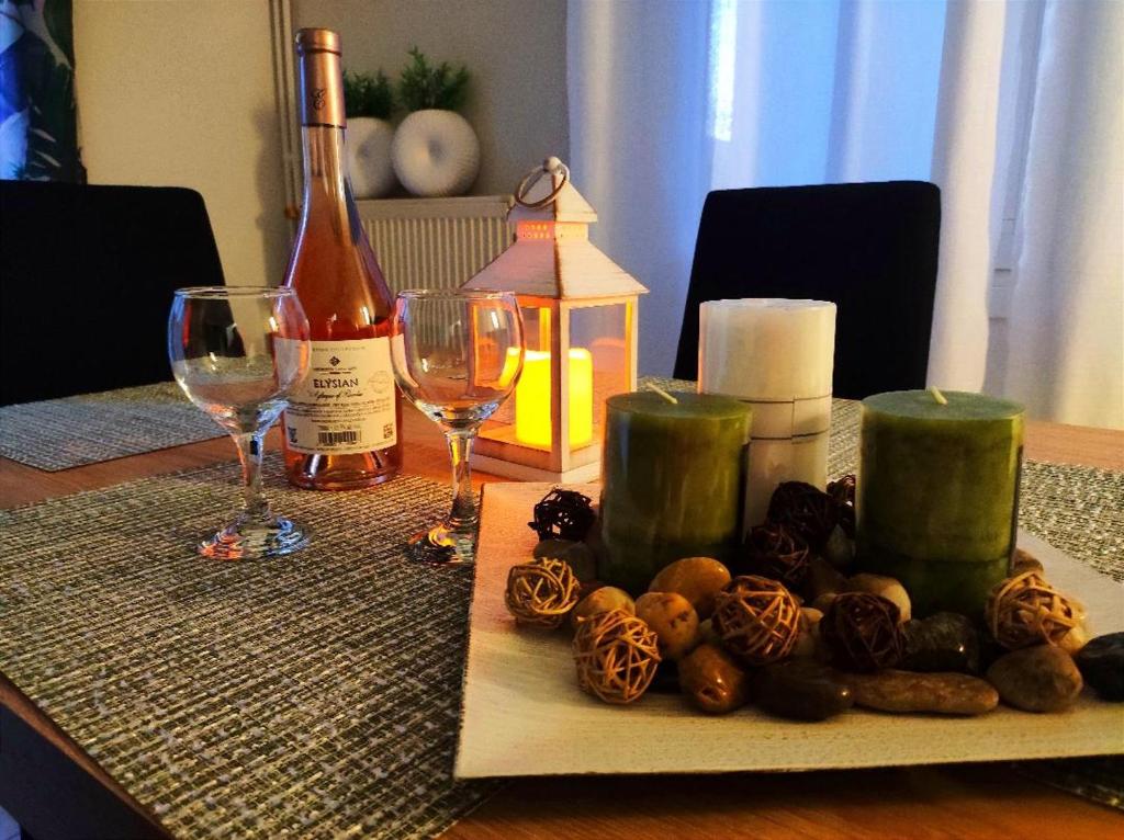 uma mesa com uma garrafa de vinho e um prato de comida em TRAVELLERS HOUSE em Volos