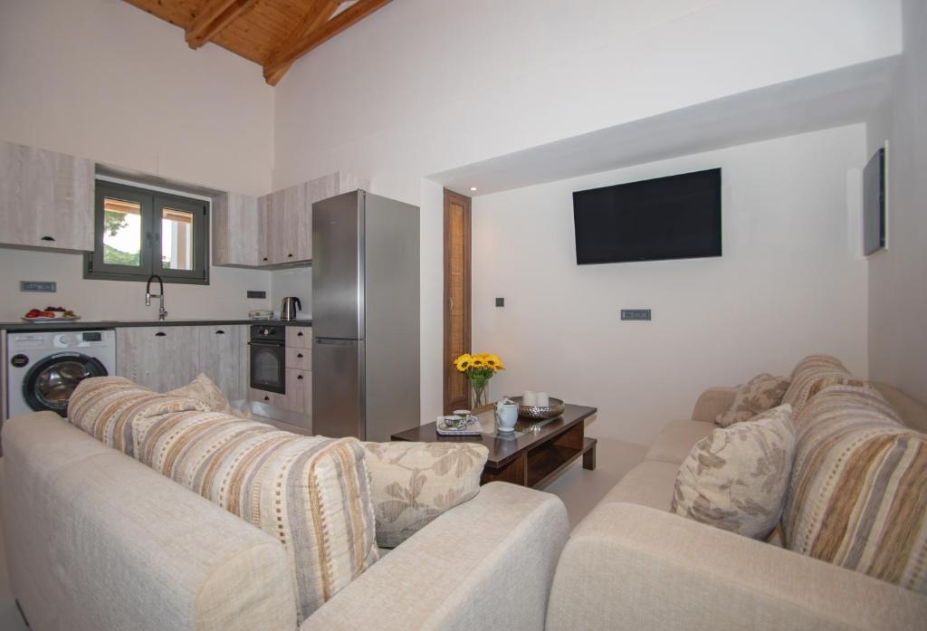 TV a/nebo společenská místnost v ubytování Ariadni Vista Mare Villa by "elite"