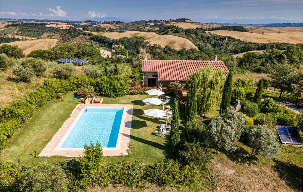 een luchtzicht op een villa met een zwembad bij Nice Home In Volterra With Private Swimming Pool, Can Be Inside Or Outside in Montaperti