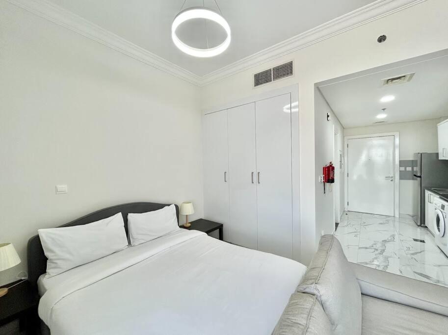 Postel nebo postele na pokoji v ubytování Cozy Spacious Studio With Balcony Dubai